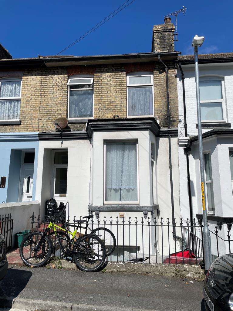 Lot: 58 - FOUR-BEDROOM HOUSE FOR INVESTMENT - Three storey mid-terrace house with bay window